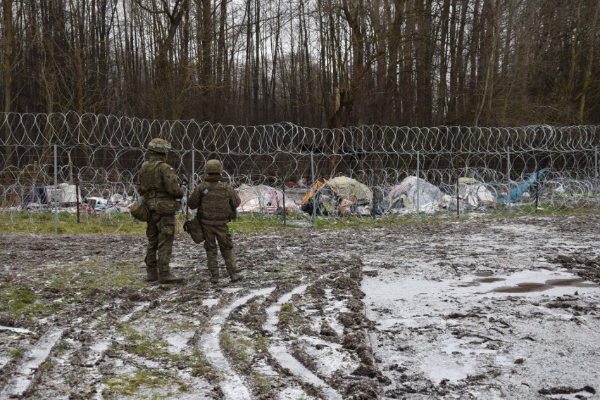 Byliśmy przy granicy jako jedni z pierwszych. Po koczowisku migrantów pod Usnarzem został jeden wielki bałagan 