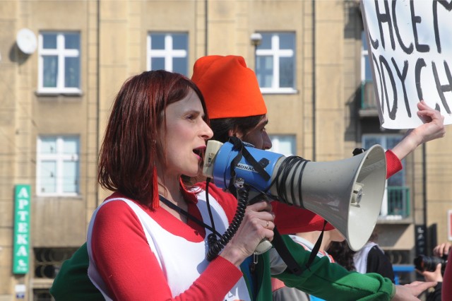 Protest przeciwników budowy parkingu na pl. Inwalidów. Marzec 2015.