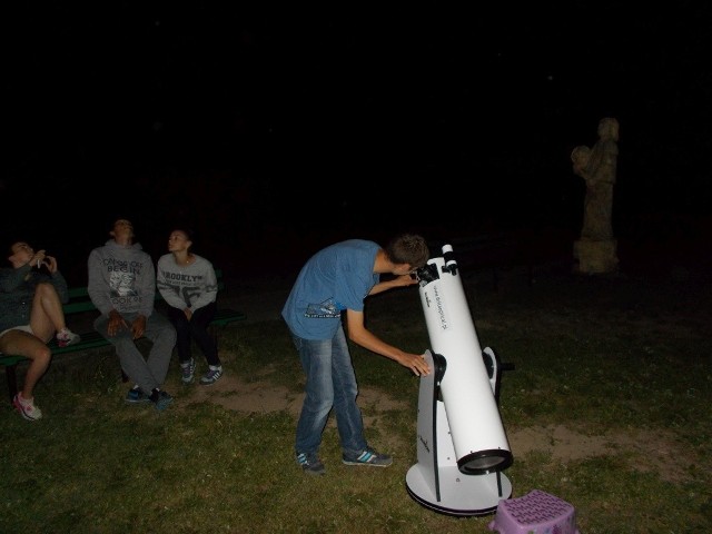 W astrobazie można obserwować niebo  przez urządzenia.