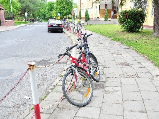 To częsty obrazek przy tarnobrzeskich szkołach, gdzie uczeń ma ograniczony wybór do pozostawienia swojego roweru. Na zdjęciu widok sprzed Gimnazjum numer 1 w Tarnobrzegu.