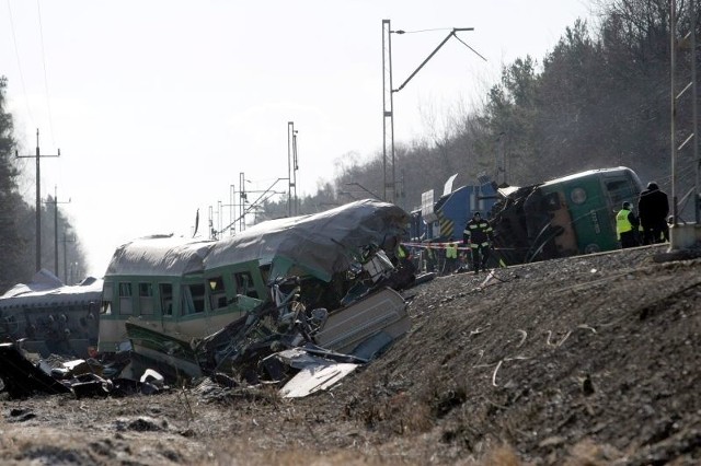 W marcu pod Szczekocinami zderzyły się dwa pociągi. Zginęło 16 osób, 50 zostało rannych.