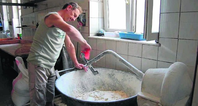 Marek Bzówka jest właścicielem bodzentyńskiej piekarni, któa działa już od 80 lat. Jak sam zapewnia, chleb wypiekany jest tu według starej sprawdzonej receptury.