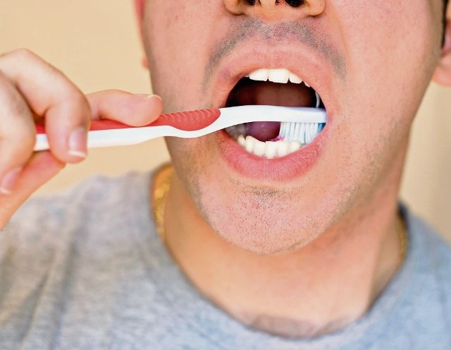3 proc. mężczyzn w ogóle nie myje zębów - ale ten pan do nich nie należy