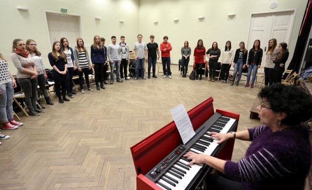 Aby chór Kantele mógł zaśpiewać na festiwalu w Niemczech, musi zebrać jeszcze co najmniej 16 tysięcy złotych. O wsparcie prosi firmy, instytucje i osoby prywatne.