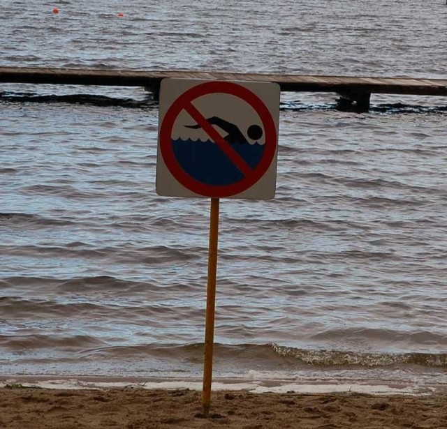 Służby odpowiedzialne za plażę nie zdążyły jeszcze ustawić tablic ostrzegawczych, to zdjęcia z zeszłego roku. 