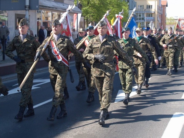 Tak wyglądał w zeszłym roku przemarsz żołnierzy w Koszalinie z okazji święta Konstytucji 3 Maja.