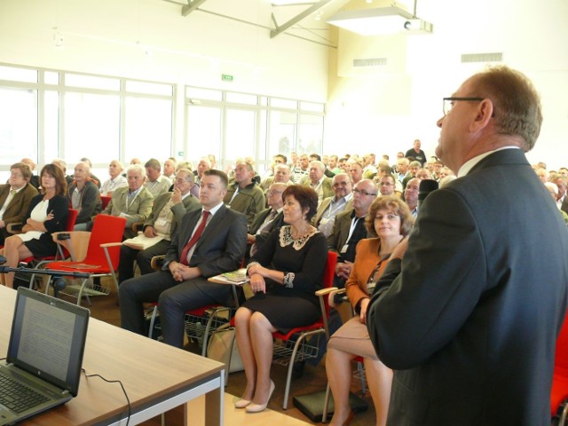 Prelekcję do licznie zgromadzonych pszczelarzy wygłasza Mariusz Sudoł, zastępca powiatowego lekarza weterynarii w Stalowej Woli.