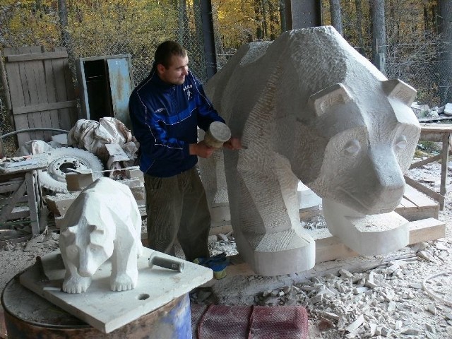 Dawid Szlufik pracuje przy jednej z rzeźb, które ozdobią park w Chełmie.