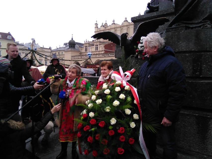 Kraków. Kwiaciarki z Rynku Głównego złożyły kwiaty pod pomnikiem Adama Mickiewicza [ZDJĘCIA]
