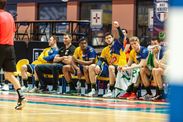 Piłkarze ręczni Łomży Vive Kielce w kolejnym meczu PGNiG Superligi wygrali w Kaliszu z Energ MKS 32:26. Pod kolejnymi zdjęciami >>>> oceniliśmy naszych zawodników za występy w tym spotkaniu. Znów najwyższą notę otrzymał francuski obrotowy, Nicolas Tournat.Zobacz kolejne zdjęcia. Przesuwaj zdjęcia w prawo - naciśnij strzałkę lub przycisk NASTĘPNE GDZIE SĄ CHŁOPCY Z TAMTYCH LAT, CZYLI CO DZIŚ ROBIĄ BYŁE GWIAZDY VIVE KIELCE [ZDJĘCIA] [B]POLECAMY RÓWNIEŻ:[/B][tabela][tr][td sz=300]IGOR KARACIĆ SIĘ ZARĘCZYŁ. ZOBACZ JEGO PIĘKNĄ WYBRANKĘ[/td][td sz=300]PIĘKNOŚĆ Z UKRAINY. ZOBACZ PARTNERKĘ ARTIOMA KARALIOKA[/td][/tr][td]BYŁY ZAWODNIK VIVE KIELCE JEST CZOŁOWYM POKERZYSTĄ ŚWIATA. WYGRYWA MILIONY DOLARÓW