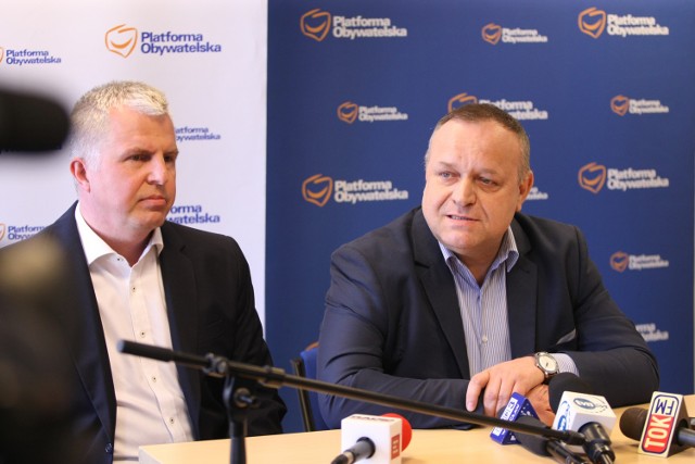 Jarosław Duda (z prawej), komisarz wrocławskiej PO uważa, że lepiej mieć mniej członków w partii, ale aktywnych