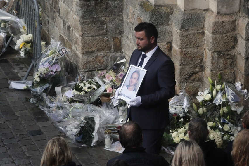 Francuzi wciąż w szoku. Tłumy na pogrzebie brutalnie zamordowanej 12-letniej Loli