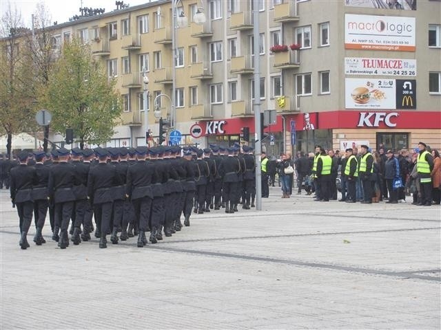 Defilada i ślubowanie strażaków w Częstochowie. Towarzyszyły...