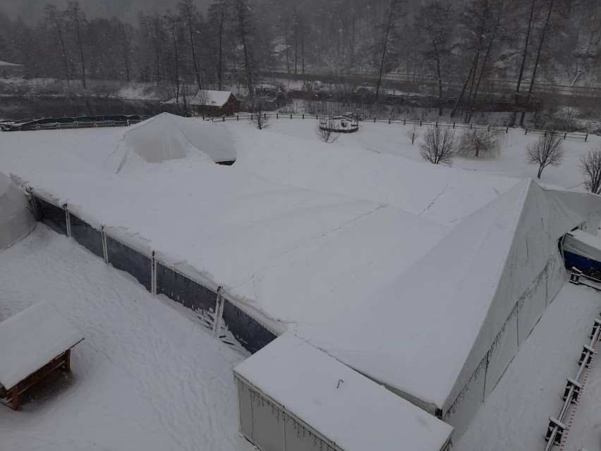 Zawalił się namiot na lodowisku w Bałtowie! Wszyscy zdążyli uciec. Zobacz zdjęcia i film 