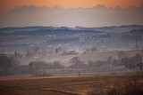 Krajobrazy Ponidzia a na horyzoncie... Tatry! Piękne zdjęcia Michała Janysta. Zobacz