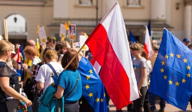„Jak pisałem od lat, UE dokręci śrubę, by w końcu obalić znienawidzony polski rząd, choć oczywiście zależności gospodarcze są po obu stronach i upadek Polski zaszkodzi także gospodarce niemieckiej” – przekonuje.