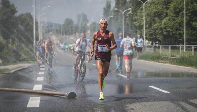 Łukasz Woźniak na trasie 4 Półmaratonu kKeleckiego