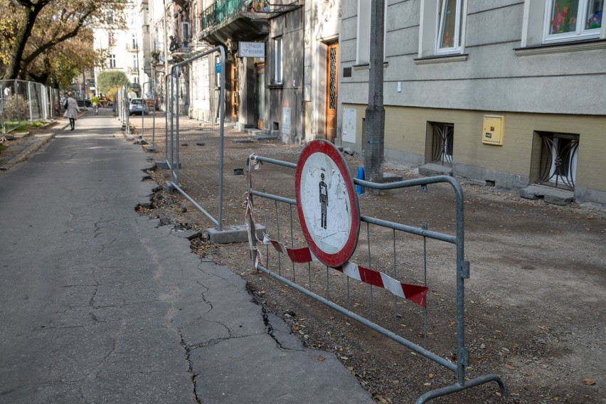 Kraków. Problemy na placu Biskupim. Miasto może wypowiedzieć wykonawcy umowę   