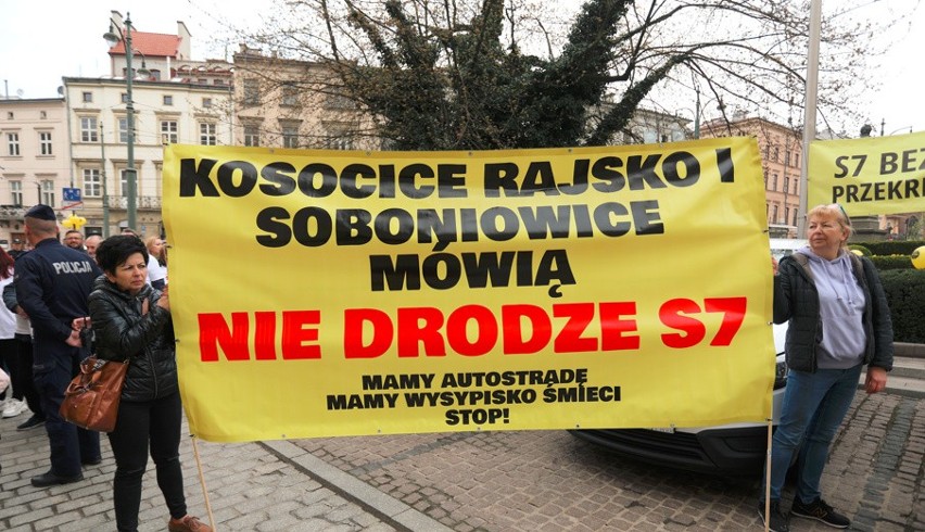 Kraków. Duży protest przed magistratem przeciw budowie nowej trasy S7 do Myślenic [ZDJĘCIA]