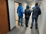 Pobicie 16-latki w Jaworznie przez 13 i 14-latkę. Policja udostępniła zdjęcia i film z doprowadzenia młodocianych agresorek na przesłuchanie