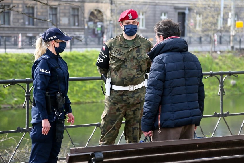 Mandaty za brak maseczki są już zgodne z prawem. Policja ma...