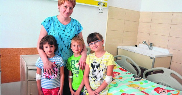 Agnieszka Maciak z 5-letnią Izą, 6-letnim Dawidem i 7-letnią Anią na oddziale dziecięcym