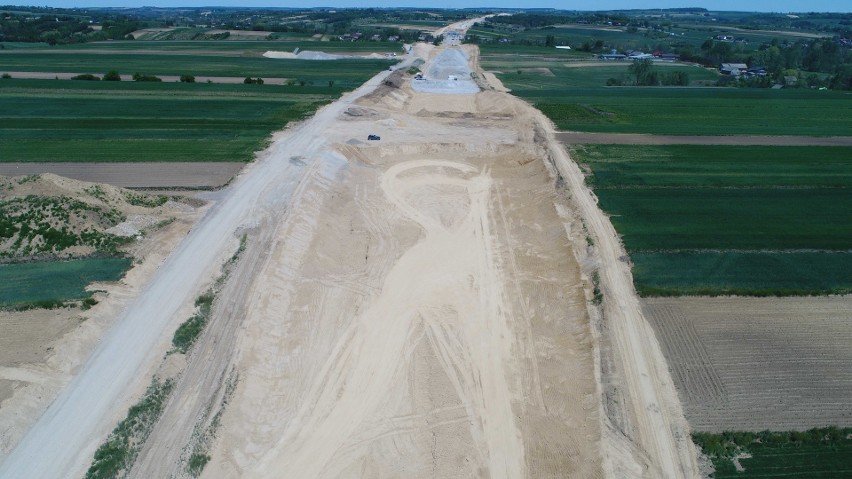 Budowa trasy S7 nie zwalnia. Na węźle Szczepanowice-Widoma beton zalewa kolejne zbrojenia [GALERIA]
