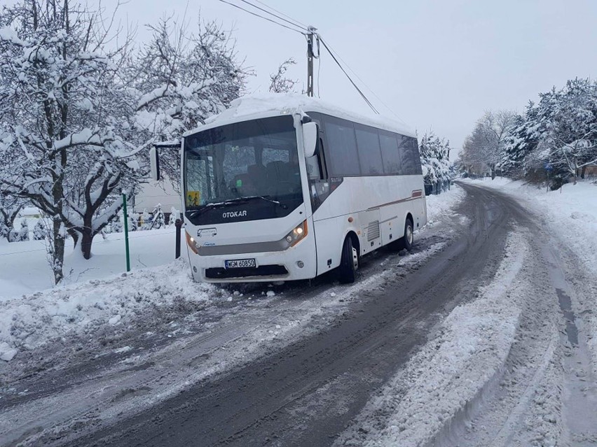 Autobus szkolny wylądował w rowie w Zelkowie. Pojazd zsunął się z drogi
