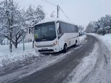 Autobus szkolny wylądował w rowie w Zelkowie. Pojazd zsunął się z drogi