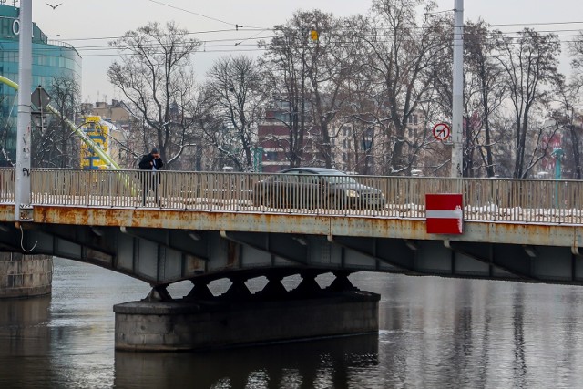 Stan mostów Uniwersyteckich jest opłakany. Wszędzie widać postępującą korozję, obiekt jest też niszczony przez wandali.