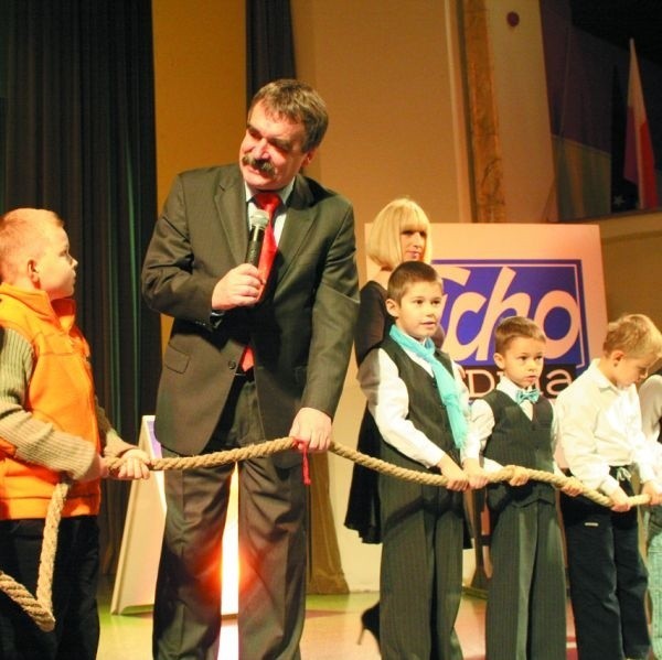 Nad prawidłowym przebiegiem pierwszej konkurencji - ciągnięciem liny - czuwał prezydent Kielc Wojciech Lubawski.