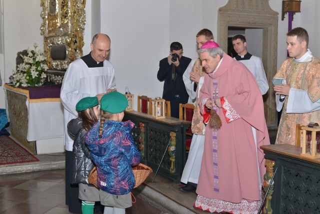 Betlejemskie Światełko Pokoju podczas niedzielnego nabożeństwa przekazano między innymi  na ręce Księdza Biskupa Krzysztofa Nitkiewicza.