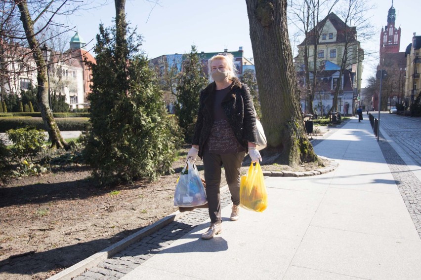 Od jutra nosimy maseczki. Zobacz, ile kosztują w aptekach