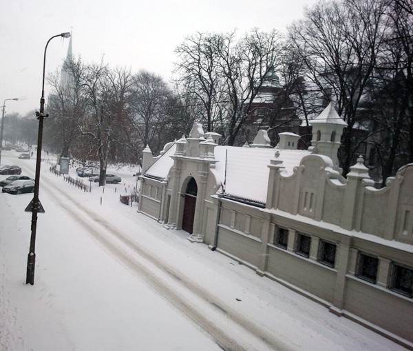 Śnieg zalega na bocznych ulicach miasta.