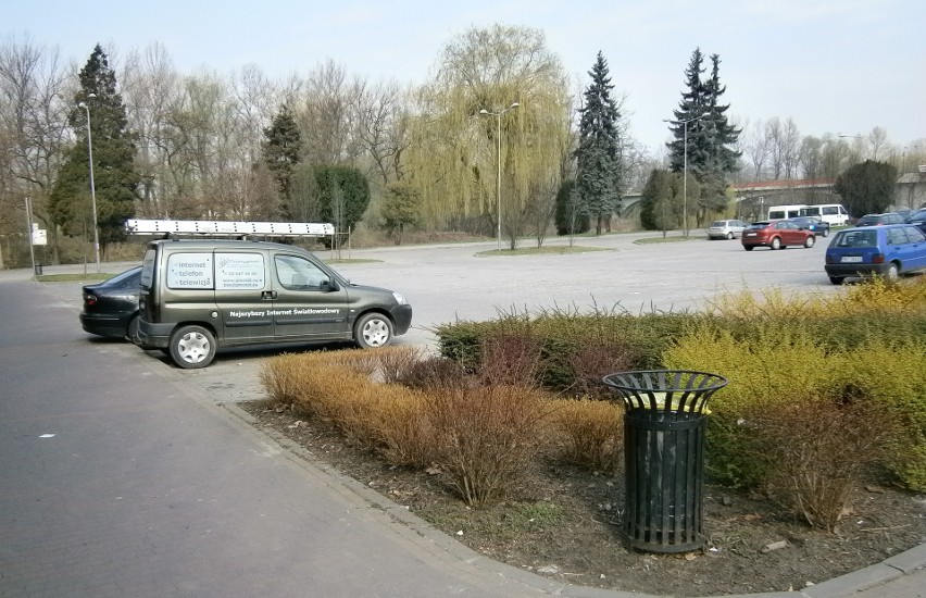 Oświęcim. Parking na Bulwarach opustoszał