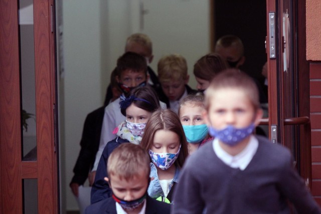 Reżim sanitarny wprowadzony w szkołach spowodowany koronawirusem jest pełen sprzeczności. Zebraliśmy najbardziej jaskrawe nielogiczności w wytycznych dla szkół. A właściwie są to najbardziej jaskrawe przykłady przepisów, które stoją (teraz lub za chwilę) w sprzeczności z praktyką szkolną.Oto 7 nielogicznych przepisów, które przeczą szkolnej praktyce. Jak wytłumaczyć antycovidowe prawo dzieciom?Zobacz kolejny przepis. Przesuwaj zdjęcia w prawo - naciśnij strzałkę lub przycisk NASTĘPNE