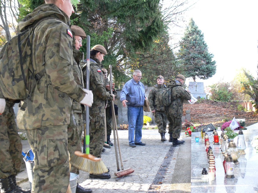 Sandomierscy terytorialsi porządkowali groby wojennych bohaterów w Sandomierzu i Opatowie (ZDJĘCIA)