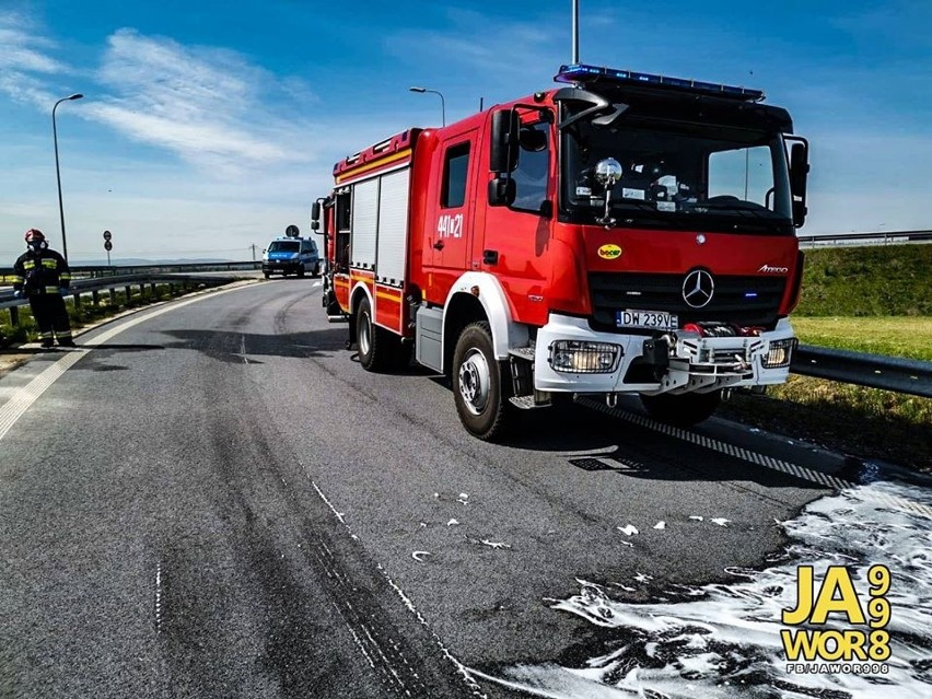 Pożar samochodu z pięcioma osobami w środku [ZDJĘCIA]