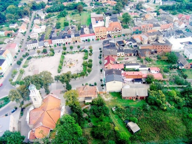 Projekt rewitalizacji miasteczka jest gotowy. Ale z realizacją poczekamy na lepsze  czasy. Na zdjęciu janowiecki rynek i przyległe do niego ulice.