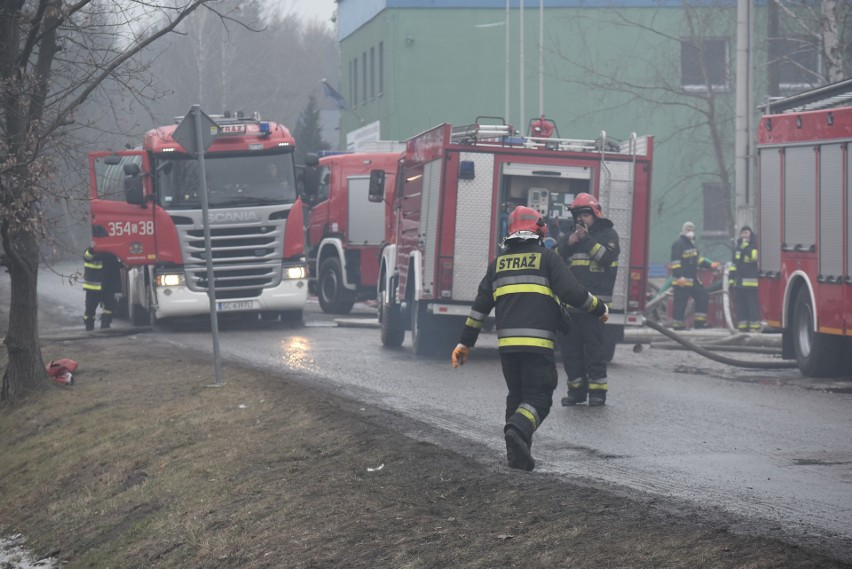 Trwa dogaszanie pożaru przy ul. Kleszczowskiej w Żorach