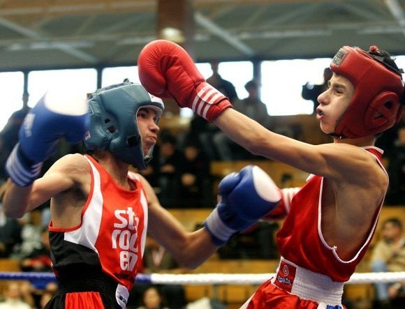 Artur Brasel ze Skorpiona Szczecin (z lewej) wygrał finałową walkę w wadze do 46 kg.