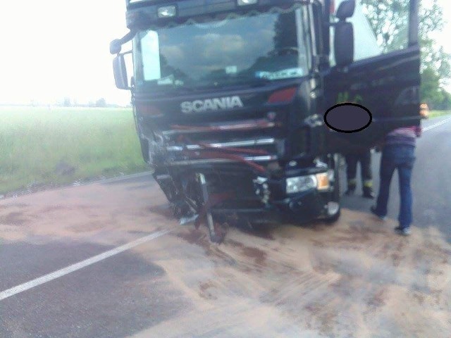 Tragiczny wypadek na krajowej &#8222;szóstce&#8221;. Na odcinku między Płotami a Nowogardem ciężarówka zderzyła się z osobowym autem. Jedna osoba nie żyje.