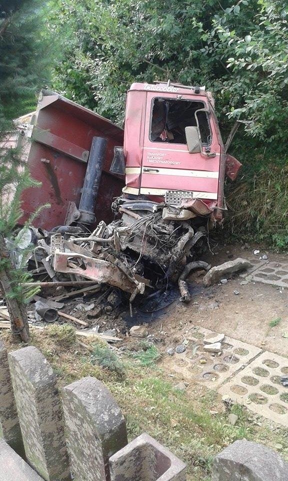 Kocierz Rychwałdzki: W wypadku zginął kierowca ciężarówki