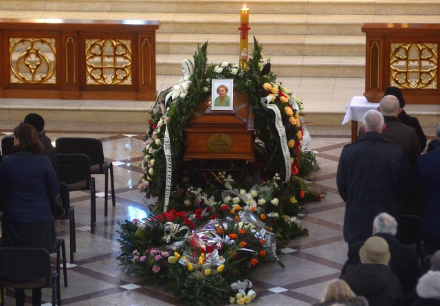 Wielu radomian przybyło do radomskiej katedry, aby pożegnać zmarłą doktor Krystynę Zapałę.