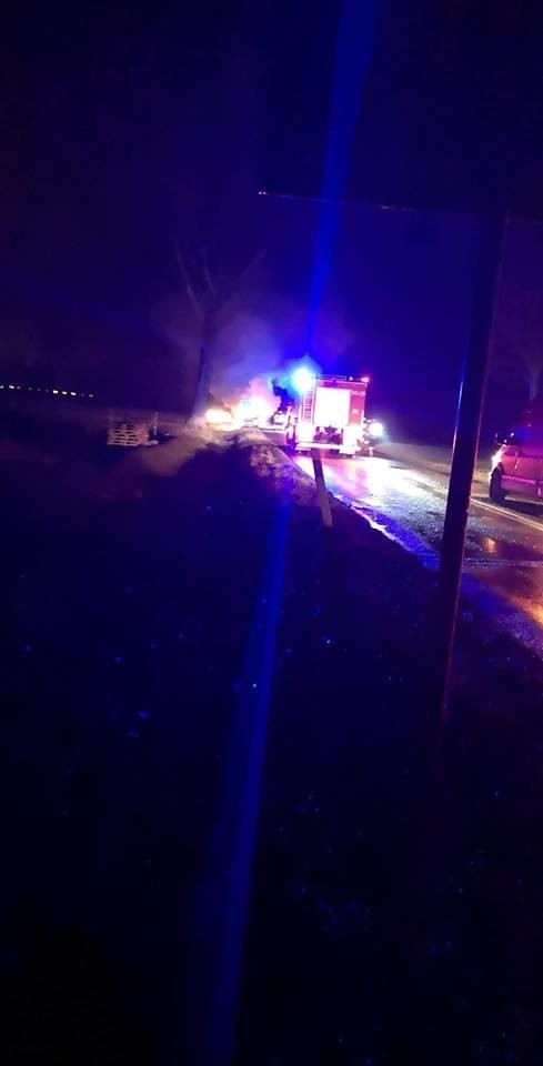 Pożar samochodu w pobliżu autostrady A4 (ZDJĘCIA)