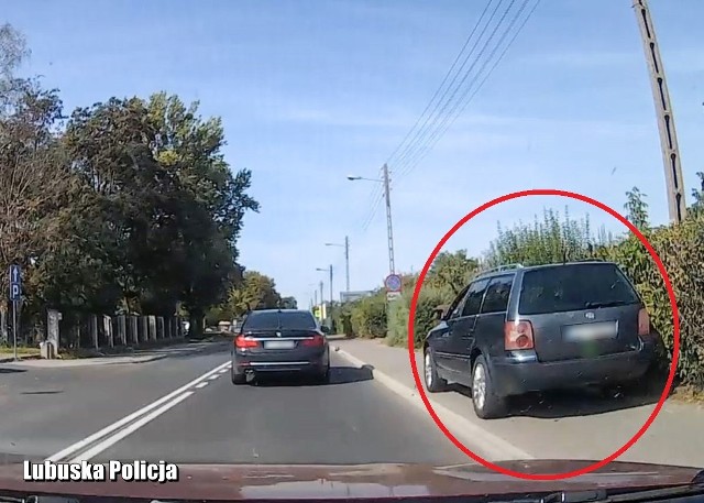 Nagranie z bezmyślną i niebezpieczną jazdą po chodniku trafiło na skrzynkę mailową stopagresjidrogowej@go.policja.gov.pl