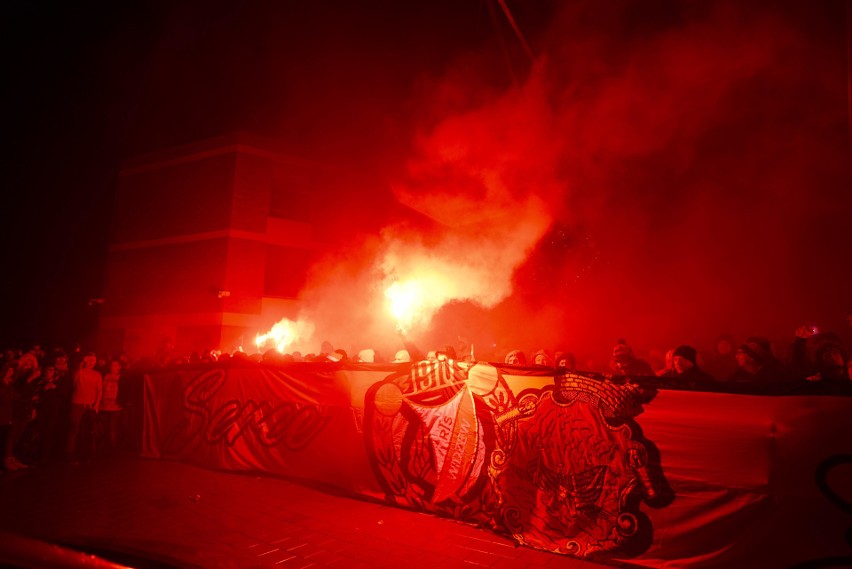 Choinka przed stadionem Widzewa Łódź. Ozdoby w barwach klubu zrobiły dzieci [ZDJĘCIA] 