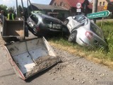 Auto na aucie. Zderzenie suzuki i opla w Gościejowicach pod Niemodlinem. Jedna osoba ranna
