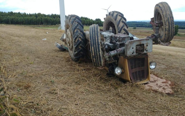 Traktor, który przewrócił się na pograniczu powiatów staszowskiego i opatowskiego