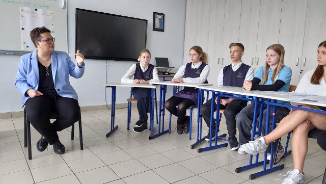 Wiceministra edukacji narodowej Katarzyna Lubnauer z wizytą w Kielcach. Odwiedziła Akademicką Szkołę Podstawową oraz II Liceum Ogólnokształcące imienia Jana Śniadeckiego w Kielcach. To były wyjątkowe lekcje. Więcej na kolejnych zdjęciach